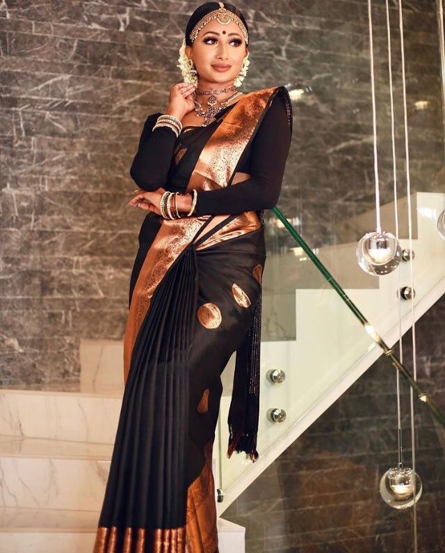 Exquisite Handloom Weaving Black Banarasi Soft Silk Jacquard Saree for a Timeless Look