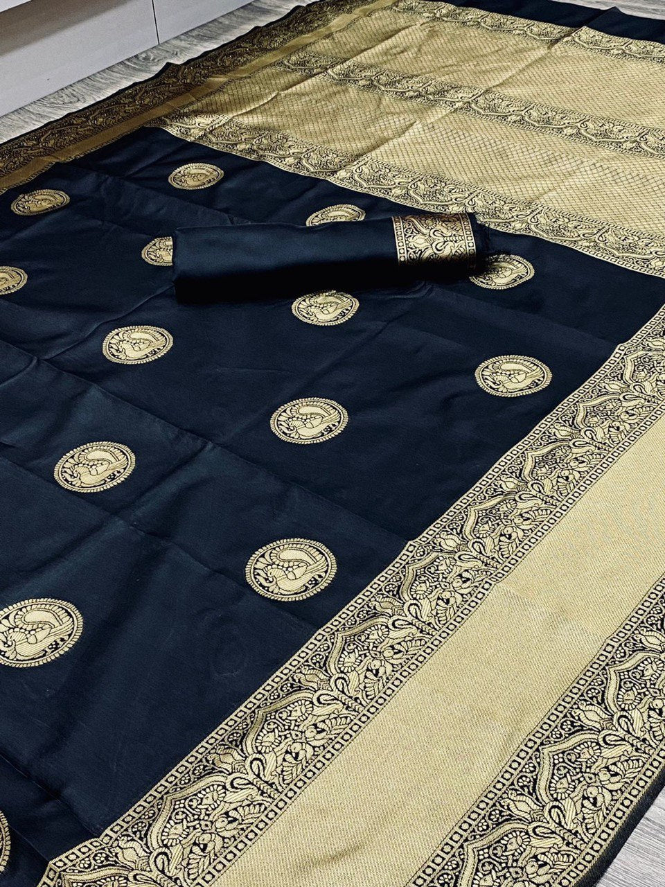 Classic Pure Silk Banarasi Saree in Black with Elegant Handloom Weaving Patterns